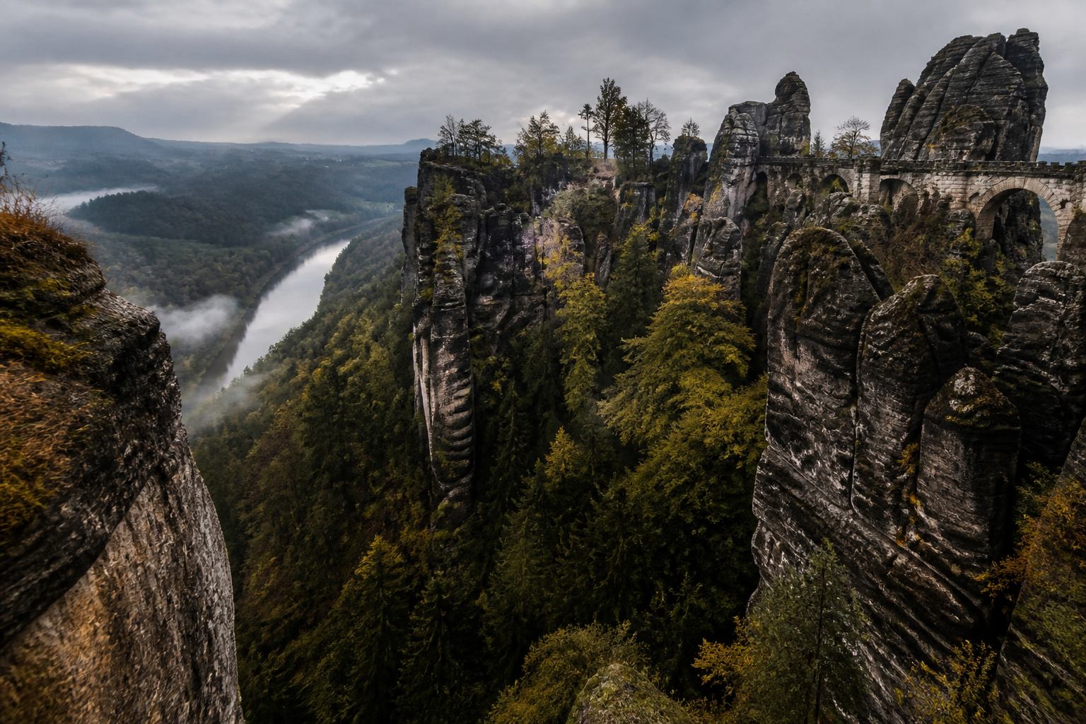 Vertikale Sandsteinwände und Türme über dem Elbtal bei der Bastei